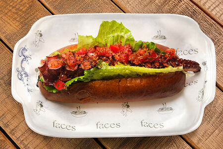 Хот-дог с осьминогом