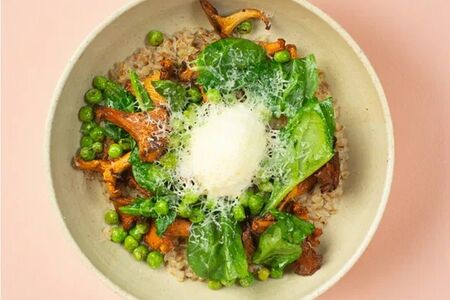 Гречка с лисичками и зеленым горошком