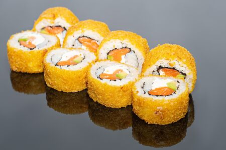 Темпура с лососем ролл