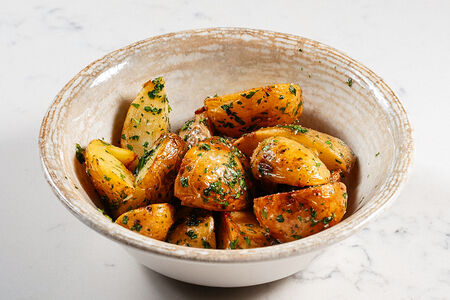 Молодой картофель с травами