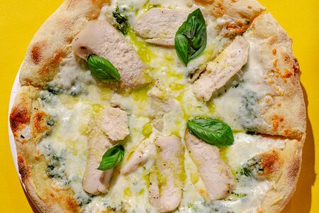 Римская пицца с песто и курицей