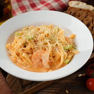 Паста с креветками в розовом соусе