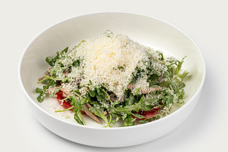 Салат с языком и рукколой с ореховым соусом