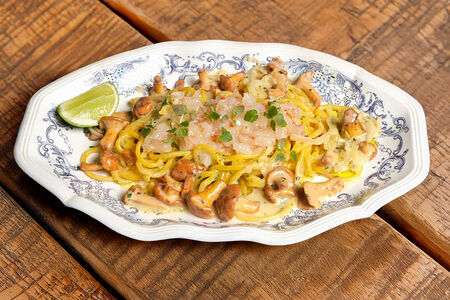 Спагетти с лисичками и тартаром из аргентинской креветки