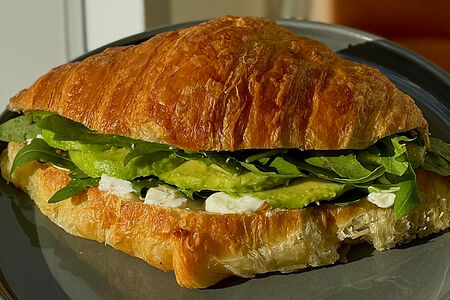 Круассан с авокадо