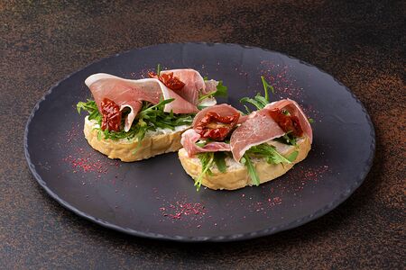 Тапас с пармой и руколой  