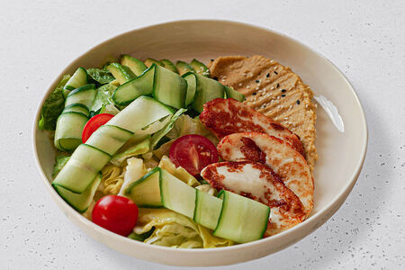 Салат с жареным халуми и хумусом