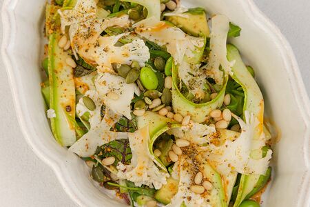 Зелёный салат с соусом из листьев лайма