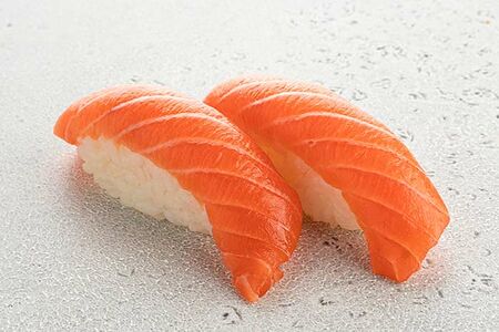 Суши с лососем (2 шт)