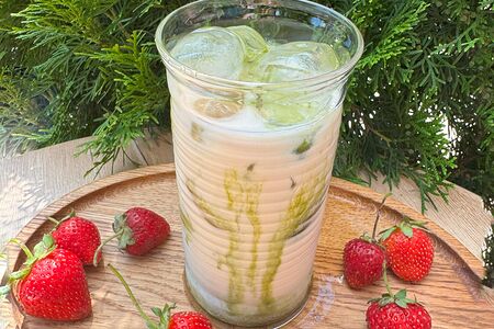 Айс-матча с клубникой на кокосовом молоке