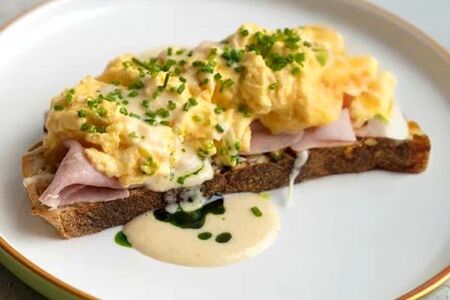 Скрембл-тост с ветчиной, сыром и соусом морнэ