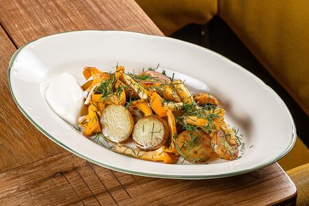 Картофель, лисички, сметана