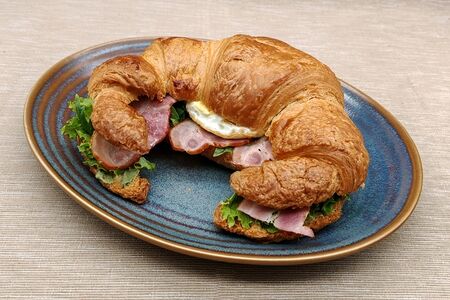 Круассан с беконом, яйцом и Гуакамоле