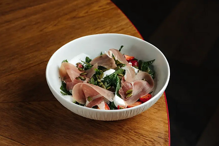 Салат с клубникой, козьим сыром и пармой