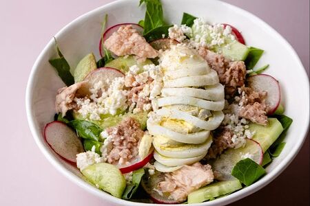 Салат с творогом, тунцом, яйцом и с трюфельной пудрой