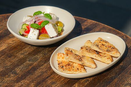 Салат в греческом стиле с питой