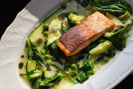 Лосось на гриле, зелёные овощи