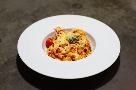 Паста с томатами и пармезаном