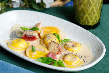 Сладкие равиоли с персиком, сыром и маком