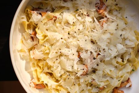 Домашняя паста тальятелле, сезонные лисички с травами, пармезан