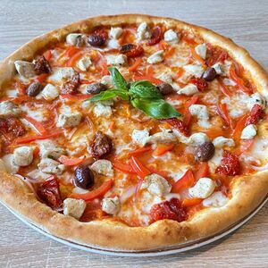 Пицца с курицей и вялеными помидорами 