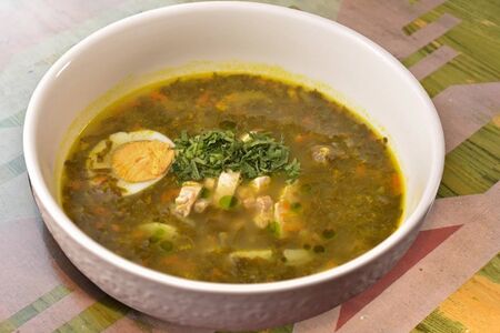 Щавелевый с индейкой, деревенским яйцом и сметаной 