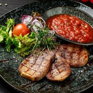 Язык на гриле с соусом сальса