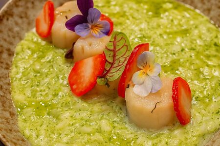 Зеленое ризотто с гребешком и ягодами