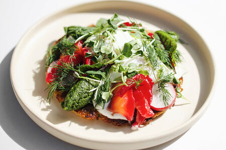 Драник с лососем и яйцами пашот