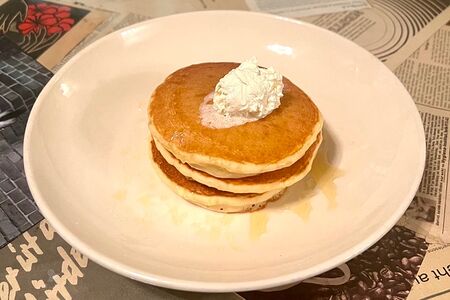 Панкейки со взбитым соленым маслом и цветочным медом