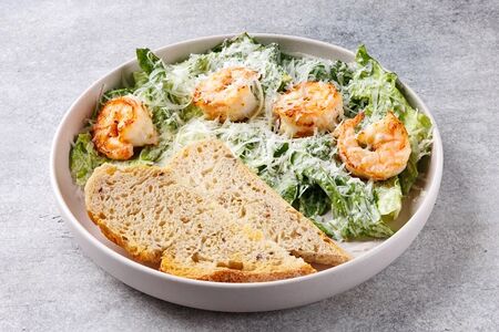 Салат цезарь с креветками