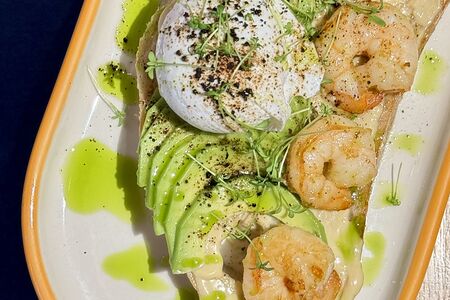 Бутерброд с креветкой и авокадо