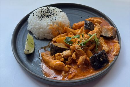 Курочка карри с ананасом и баклажанами