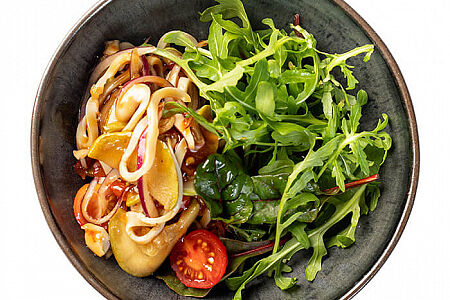 Салат с кальмаром и печеным перцем