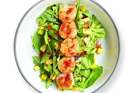 Салат с креветками, авокадо и манго под кисло-сладким соусом