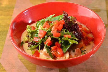 Тёплый салат с морепродуктами