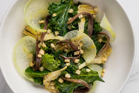 Салат с кантабрийским анчоусом и артишоками