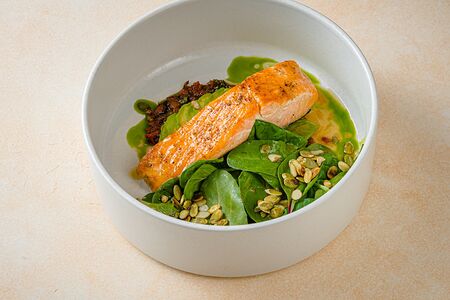 Стейк из лосося с авокадо и соусом из вяленых томатов