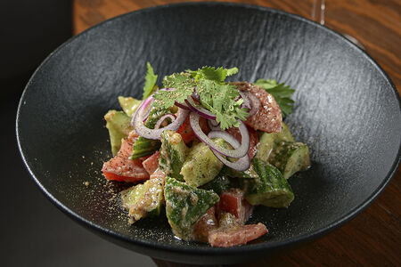 Розовые томаты с домашними огурцами в ореховом соусе