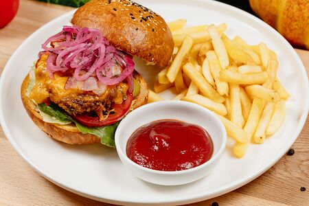 Бургер с сочной свиной котлетой 