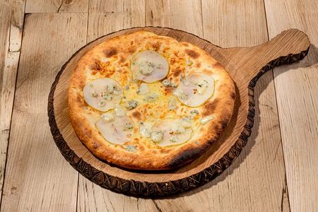 Хачапури с грушей и горгонзолой