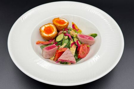 Нисуаз с тунцом и хрустящим яйцом