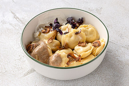 Пельмени с говядиной и грибным соусом