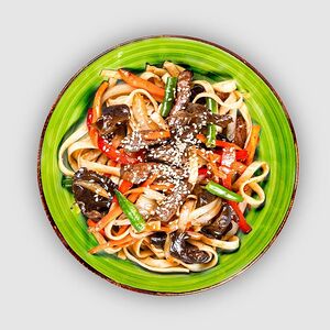 Говядина и грибы с лапшой удон в пикантном соусе