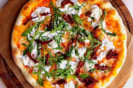 Пицца с молодой моцареллой, руколой и вялеными томатами