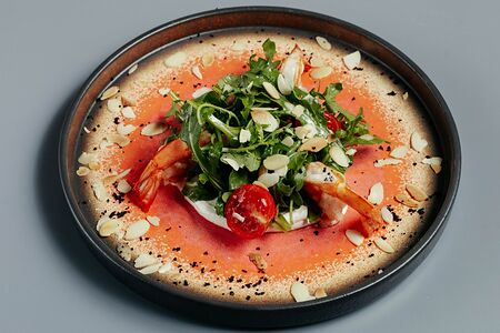 Салат с креветками, руколой и творожным сыром