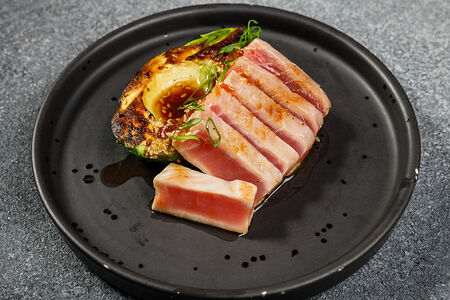 Спинка тунца, печёное авокадо