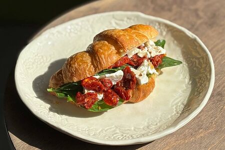 Круассан с брынзой и вялеными томатами