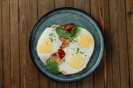 Яичница с беконом и томатами