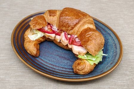Круассан Цезарь с куриной грудкой